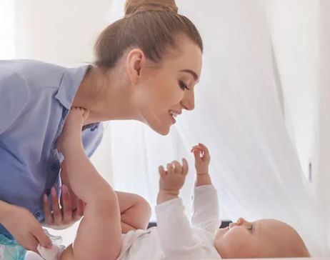 Przewijanie niemowlaka. O czym musisz pamietać?