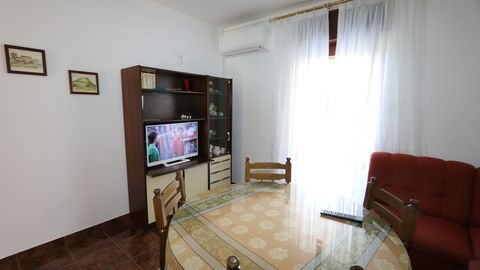 Apartament 6-osobowy z klimatyzacją na parterze z 3 pomieszczeniami sypialnianymi