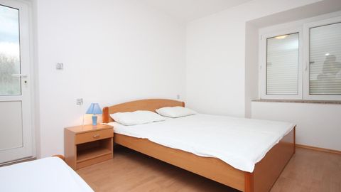 Apartament 3-osobowy z klimatyzacją z tarasem z 1 pomieszczeniem sypialnianym AS-6356-b
