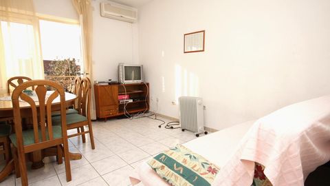 Apartament 9-osobowy z klimatyzacją z widokiem na morze z 3 pomieszczeniami sypialnianymi A-6059-a