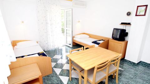 Apartament 4-osobowy z klimatyzacją z tarasem z 1 pomieszczeniem sypialnianym A-5521-b