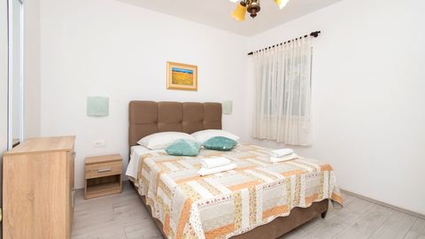 Apartament 4-osobowy z klimatyzacją z tarasem z 2 pomieszczeniami sypialnianymi