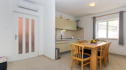 Apartament 8-osobowy z klimatyzacją z widokiem na morze z 3 pomieszczeniami sypialnianymi A-2596-a