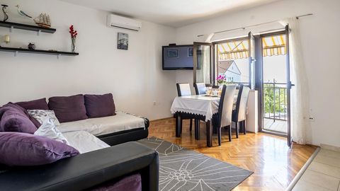 Apartament 9-osobowy z klimatyzacją z widokiem na morze z 3 pomieszczeniami sypialnianymi K-7539