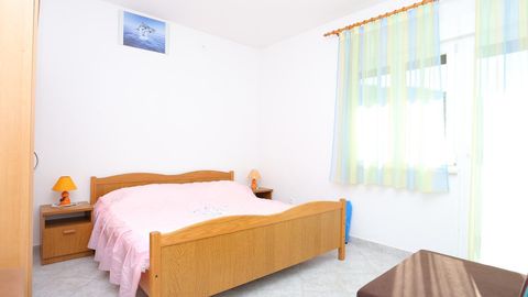 Apartament 5-osobowy z klimatyzacją z balkonem z 2 pomieszczeniami sypialnianymi A-14541-e