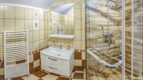 Pokój 2-osobowy z prysznicem ze wspólnym aneksem kuchennym (możliwa dostawka)