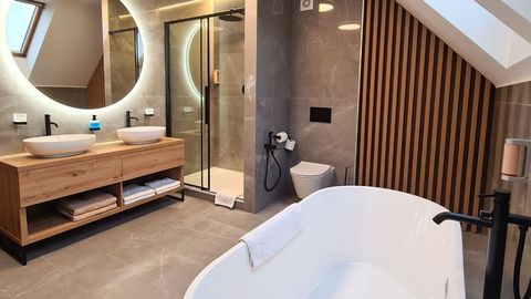 Apartament 6-osobowy Deluxe z prysznicem (możliwa dostawka)