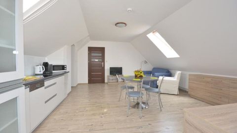 Apartament 4-osobowy na poddaszu z aneksem kuchennym z 2 pomieszczeniami sypialnianymi (możliwa dostawka)