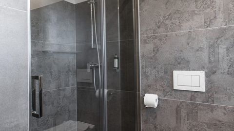 Pokój 4-osobowy z prysznicem z klimatyzacją