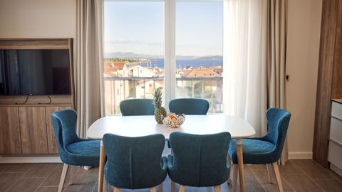 Apartament 6-osobowy z balkonem z widokiem na morze z 3 pomieszczeniami sypialnianymi