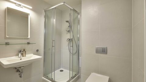 Pokój 4-osobowy z prysznicem z własną kuchnią (możliwa dostawka)