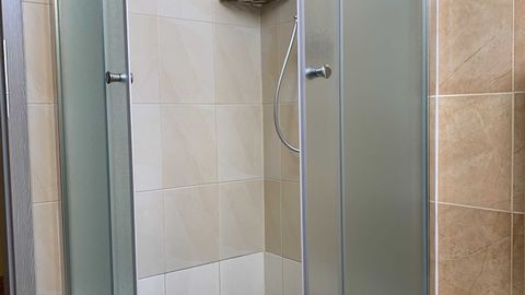 Apartament 3-osobowy z prysznicem z aneksem kuchennym (możliwa dostawka)