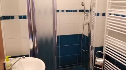 Pokój 6-osobowy z prysznicem (możliwa dostawka)