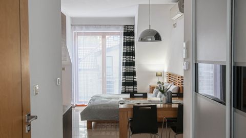 Apartament 3-osobowy z balkonem z aneksem kuchennym z 1 pomieszczeniem sypialnianym