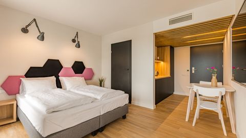 Apartament 2-osobowy z balkonem z łazienką z 1 pomieszczeniem sypialnianym (możliwa dostawka)