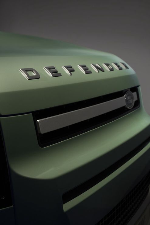 Co wyróżnia Defendera w wersji 75th? Przede wszystkim charakterystyczny zielony kolor. Znajdziemy go na karoserii, na 20-calowych obręczach kół i we wnętrzu.