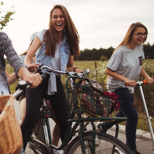 Na rower można wsiąść wszędzie – i w mieście, i w bardziej sielskiej scenerii. To aktywność dla każdego!