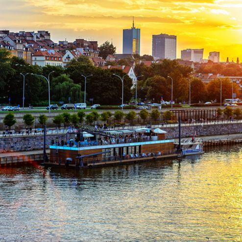 Restauracje i bary w okolicach warszawskich bulwarów pozwalają wybrać się w kulinarną podróż dookoła globu.