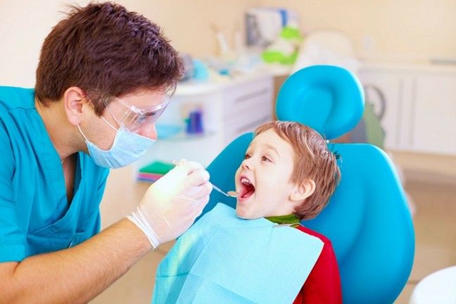 123RF: Dziecko u stomatologa