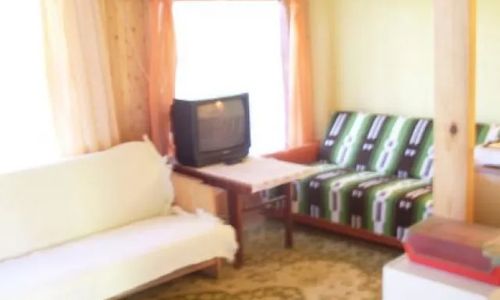 Domek nad jeziorem w lesie. Ruś