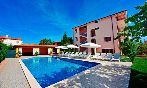 Apartmanok és Szobák Medencével Novigrad - 6951