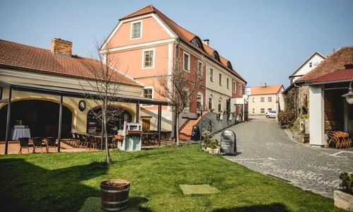 Dvůr Hoffmeister Číčovice