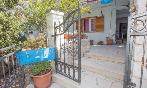 Robinson House Erina Zaraće