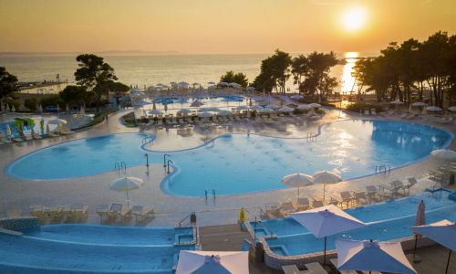 Royaluxs Hotel Resort Nin