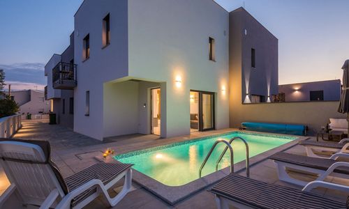 Apartmanok Családok Részére Medencével Vir - 18522