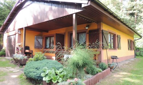 Dom nad jeziorem i w otoczeniu lasów Biskupiec