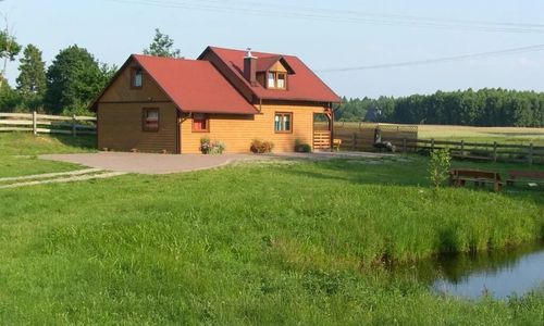 Drewniany Domek Nad Stawem