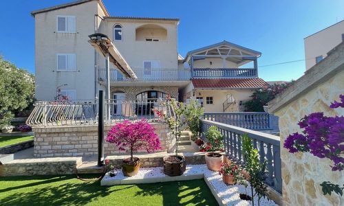 Apartment Blumen Garten Familie Tribunj