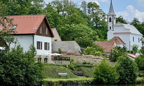 Chalupa nad rybníkem Straškov-Vodochody