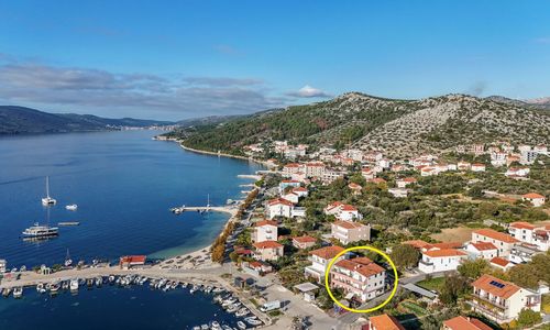 Apartment Mare Seget Vranjica