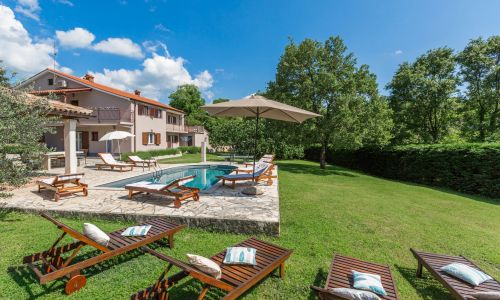 House Morena s bazenom Tinjan