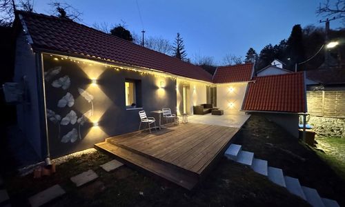 Házikó a város felett  Pécs