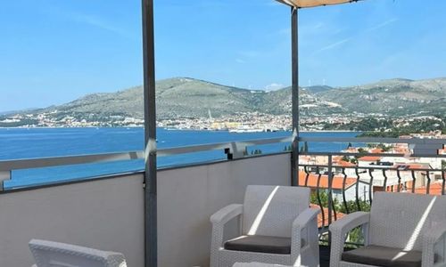 Apartment Violet Okrug Gornji