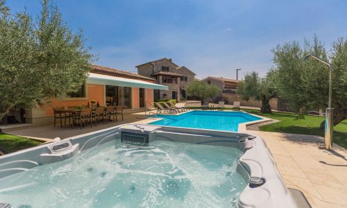 Villa Ulika s bazenom rustikalnog ugođaja Visnjan
