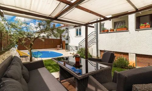 Apartment Paola with Pool Poreč