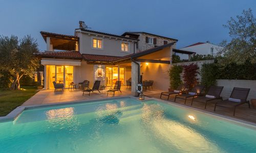 Villa Nar s bazenom i predivnim panoramskim pogledom na more Sveti Lovrec