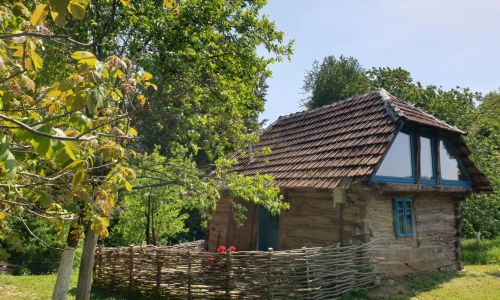 Casa Strâmbă Zece Hotare