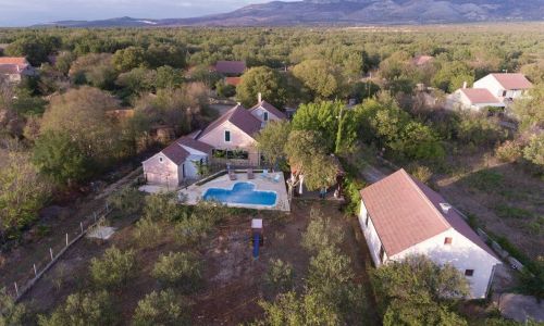 House Back to nature Drniš