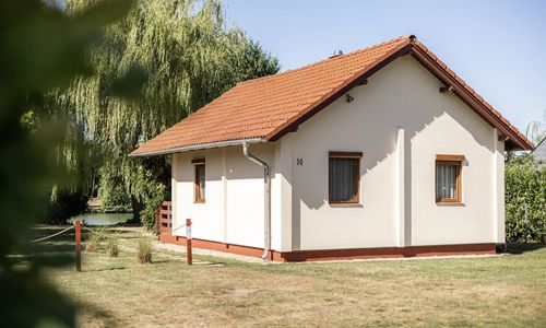 D9 Horgásznyaraló – vízparti gerendaház jakuzzival Hövej