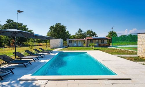 House Relax sa teniskim terenom Posedarje