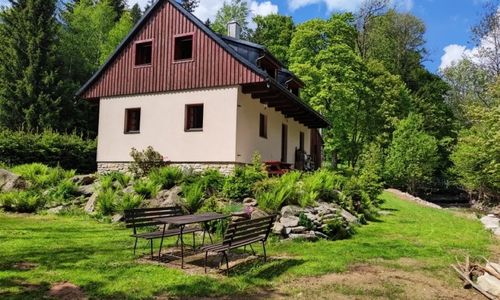 Chalupa u jezu Jezinka