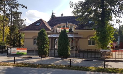 The Corner House Panzió Tata