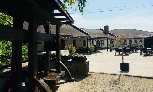 Kostel Panzió Kesztölc