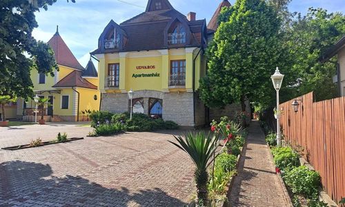 Udvaros Apartmanház Balatonlelle