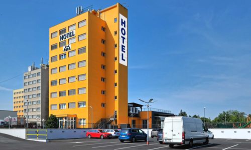 HOTEL AURA PRAHA design & garden wellness pool Praha
