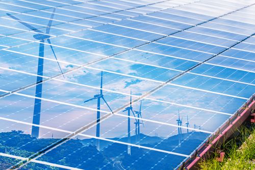 W czerwcu moc fotowoltaiki wynosiła prawie 23 GW (64,4 proc. mocy OZE), a energetyki wiatrowej 10,4 GW (29 proc. mocy OZE).
